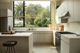 Интерьер светлой кухни