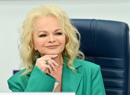 Лариса Долина в бирюзовом жакете