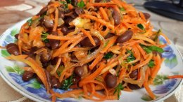 тарелка салата из корейской моркови и фасоли