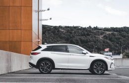 Белый авто на стоянке