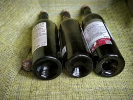 винные бутылки уложены дном в центр кадра