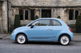 Голубой авто на улице