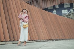 девушка в белом костюме с желтой сумкой