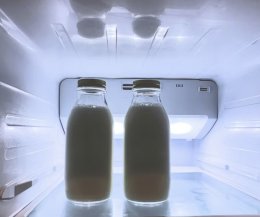 Бутылки молока в холодильнике