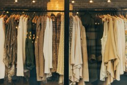 Вещи на вешалках