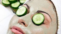огуречная маска на лице