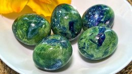 пасхальные яйца с сине-зелеными разводами