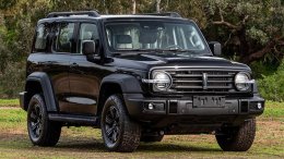 черный Tank-300 на дороге