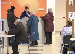 посетители в офисе МФЦ