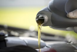 масло льется в раструб двигателя