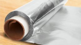 рулон фольги на столе