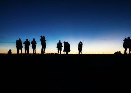 Силуэты людей на закате