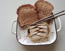 Рыба в консервы и хлеб