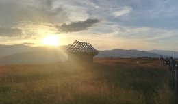 Дом без крыши в поле