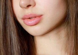 нижняя часть лица молодой девушки