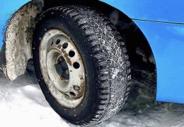 подкрылок автомобиля с налипшим снегом