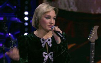 Татьяна Буланова с микрофоном