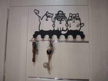 Ключница в виде котиков и две связки ключей.