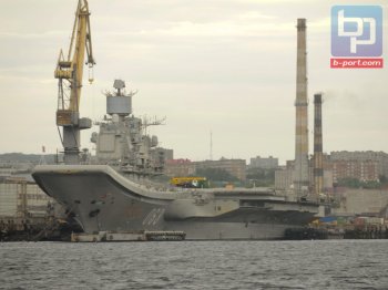 Крейсер «Адмирал Флота Советского Союза Кузнецов» на ремонте в Мурманске.