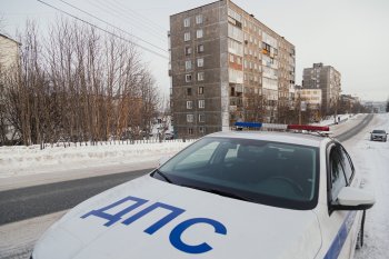 Машина ДПС стоит на патруле.