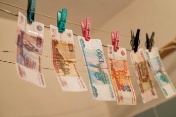Деньги сушатся на бельевой верёвке