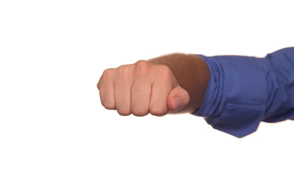 Удар кулаком