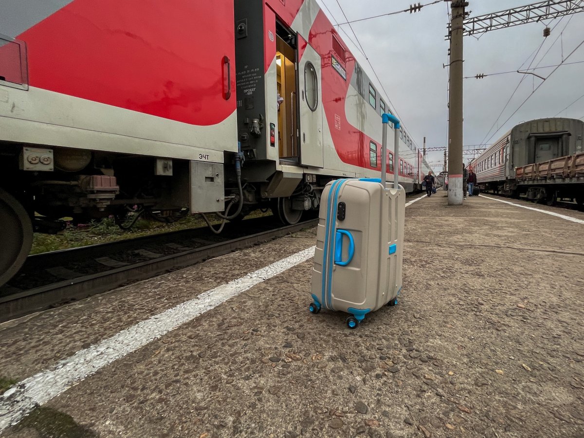 чемодан на перроне вокзала