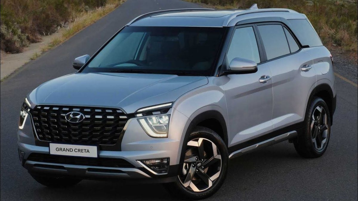 серебристая Hyundai Creta на дороге