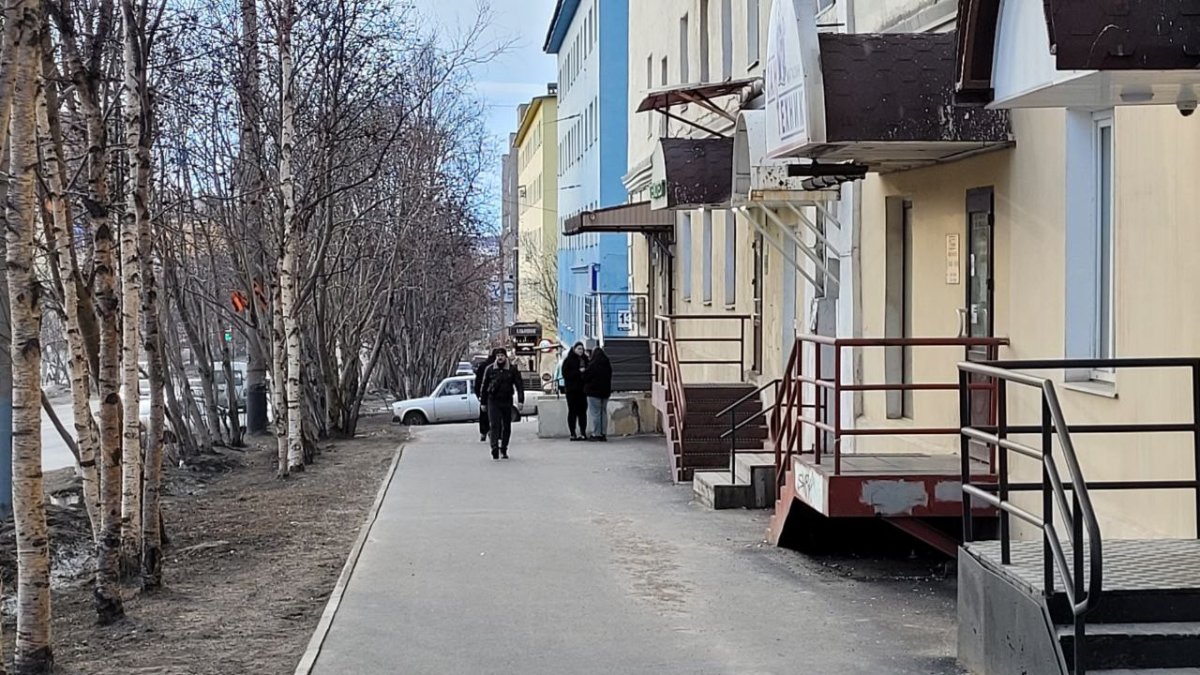 Люди на улице весной в Мурманске