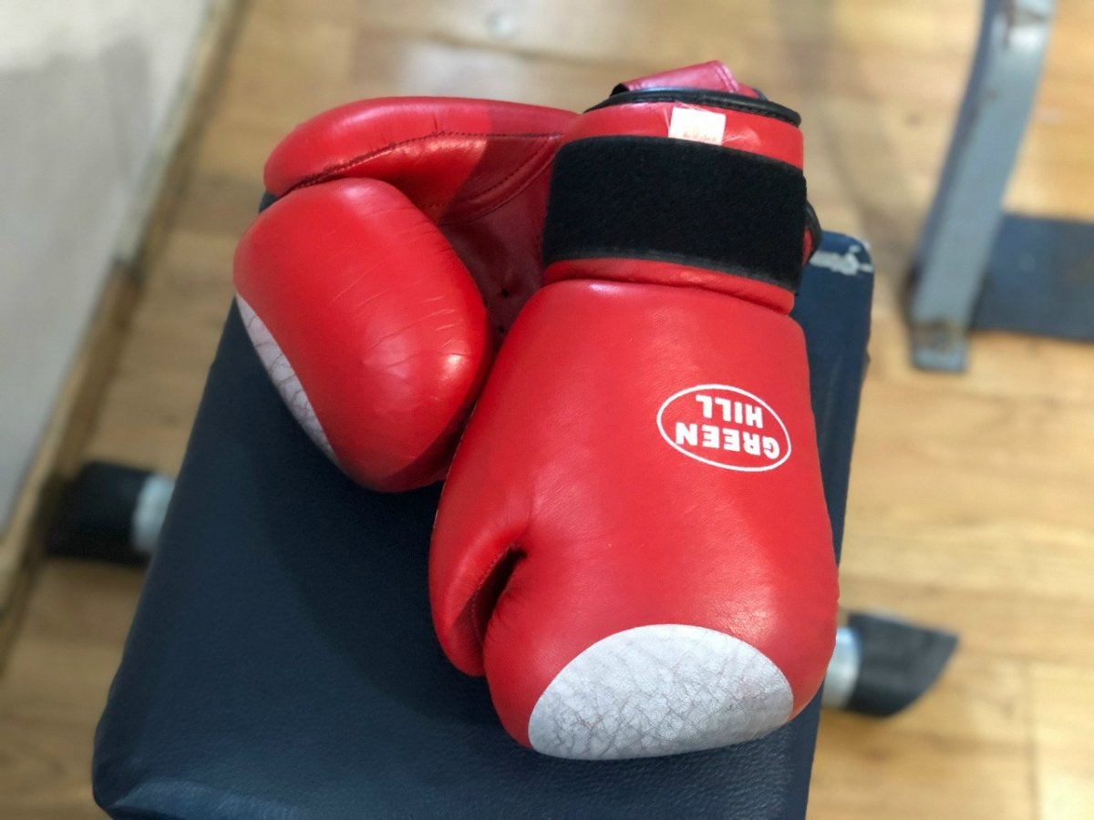 Боксёрские перчатки.