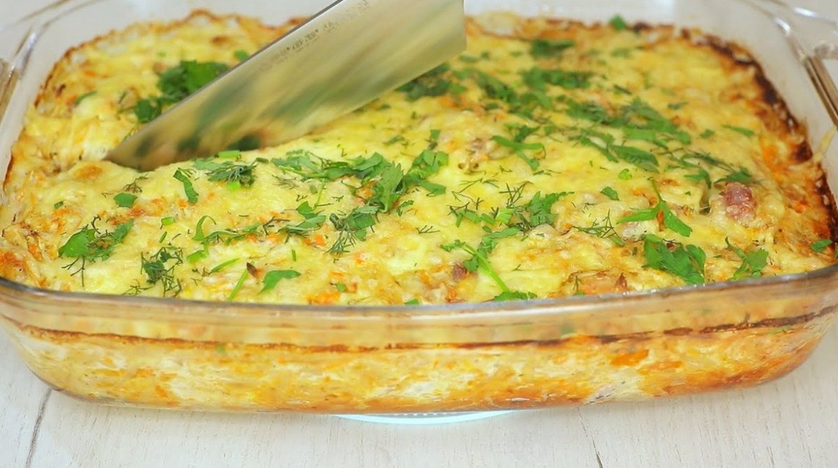 разрезаем румяную запеканку