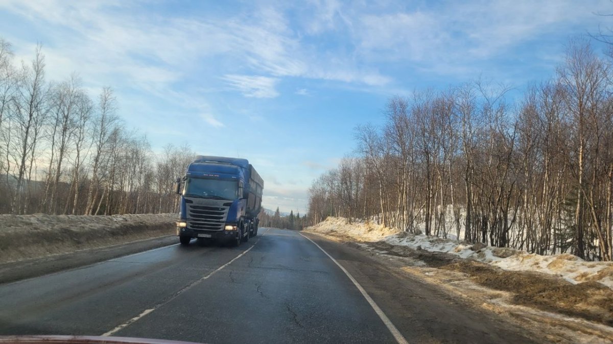 Фура едет по дороге весной