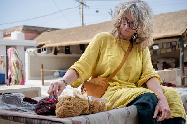 женщина с седыми кудрявыми волосами в очках