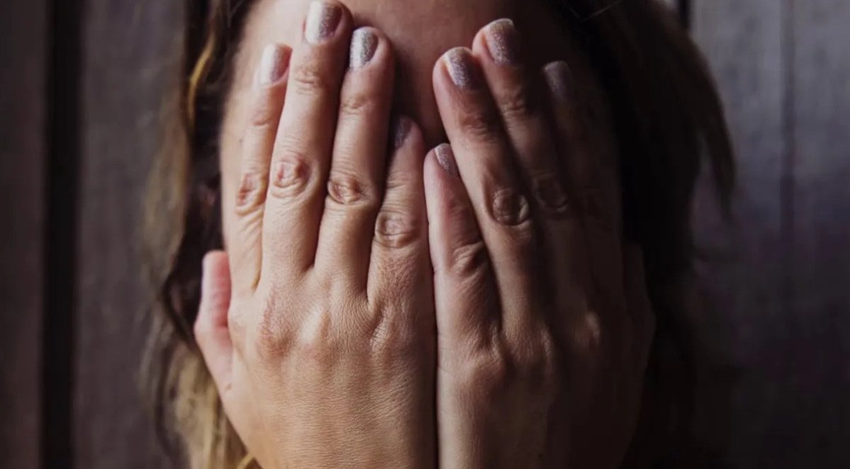 женщина закрыла лицо руками