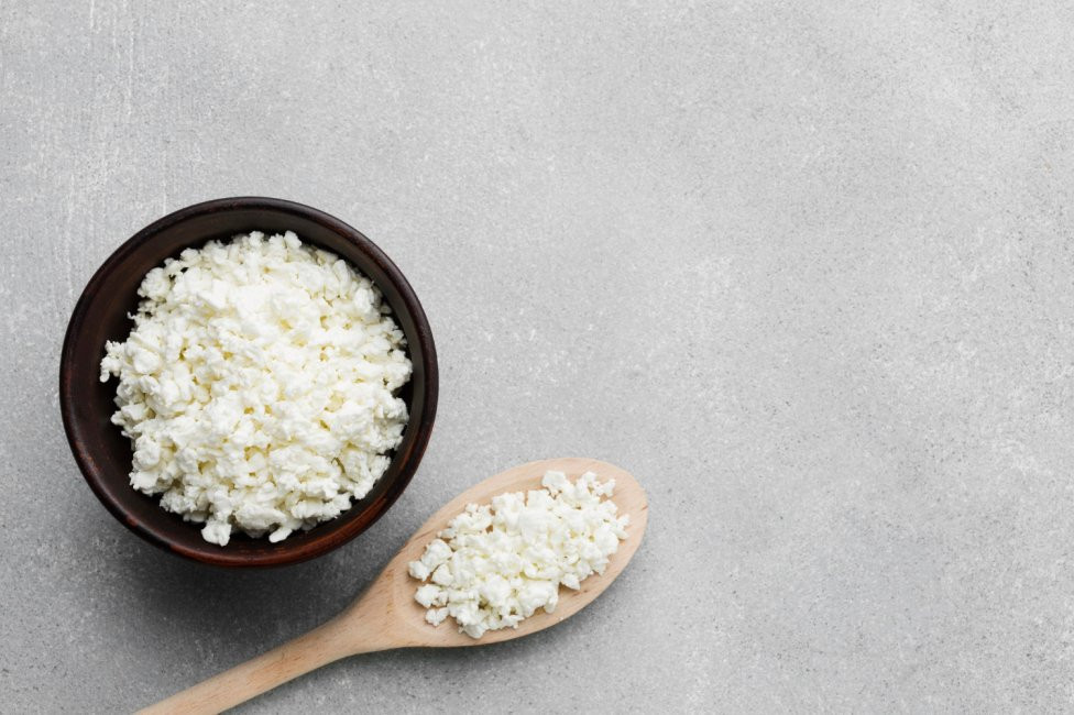 миска с творогом и деревянная ложка