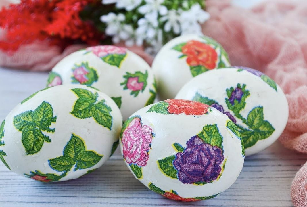 яйца с листочками цветами на скорлупе