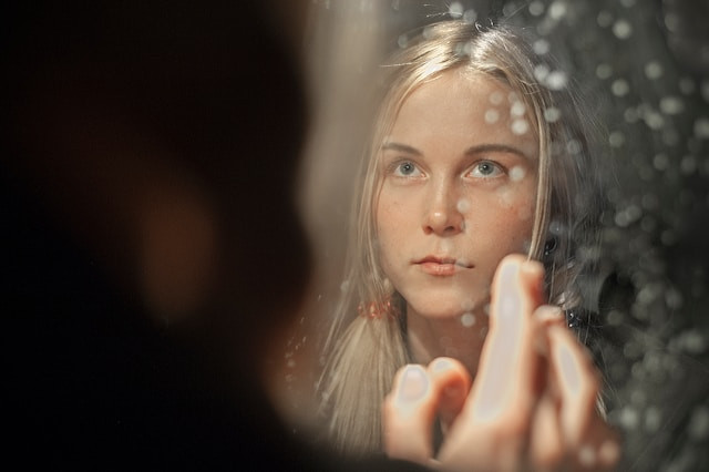 серьезная девушка перед зеркалом