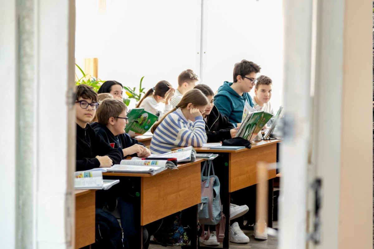 Школьники на уроке.