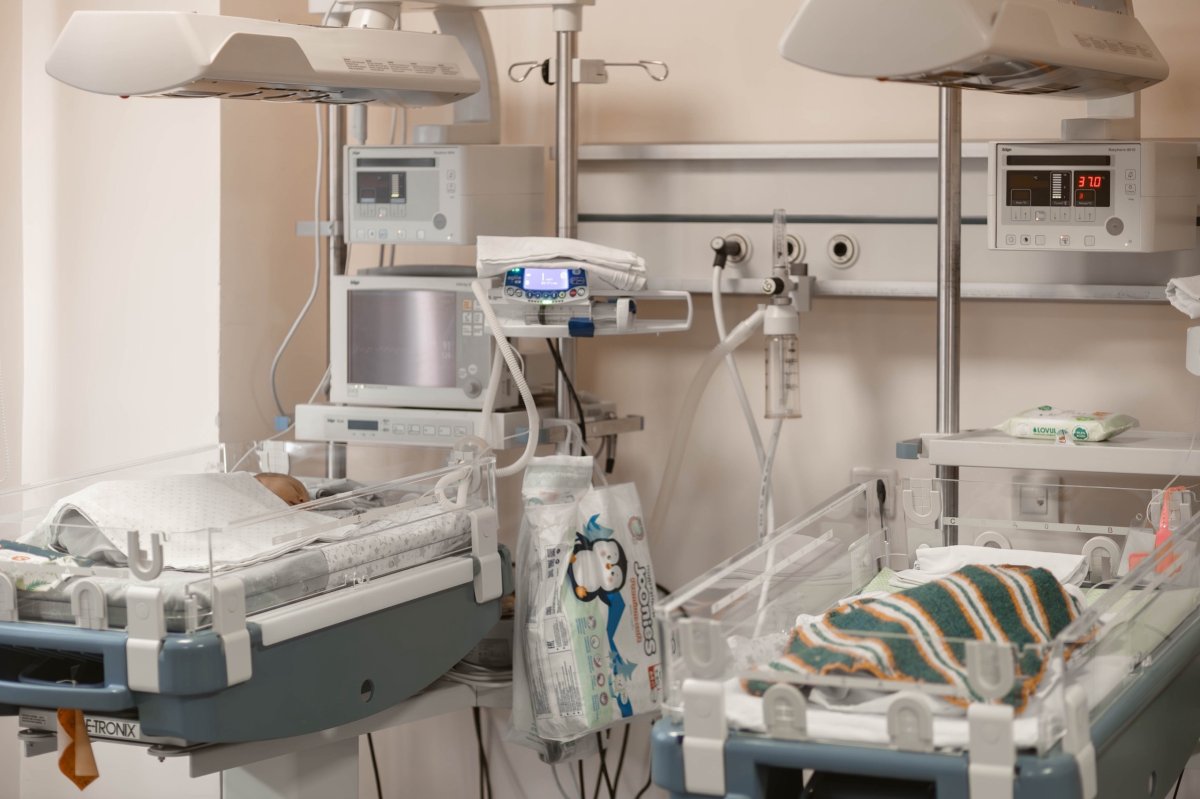 младенец в отделении новорожденных