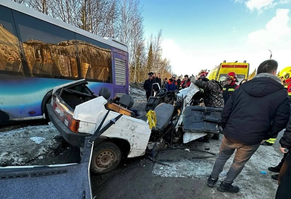 С места ДТП на улице Солнечной в Кировске