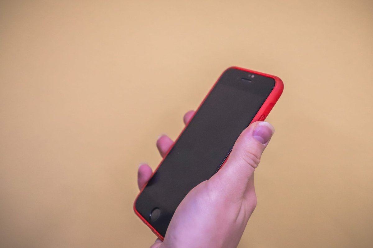 Телефон в женской руке