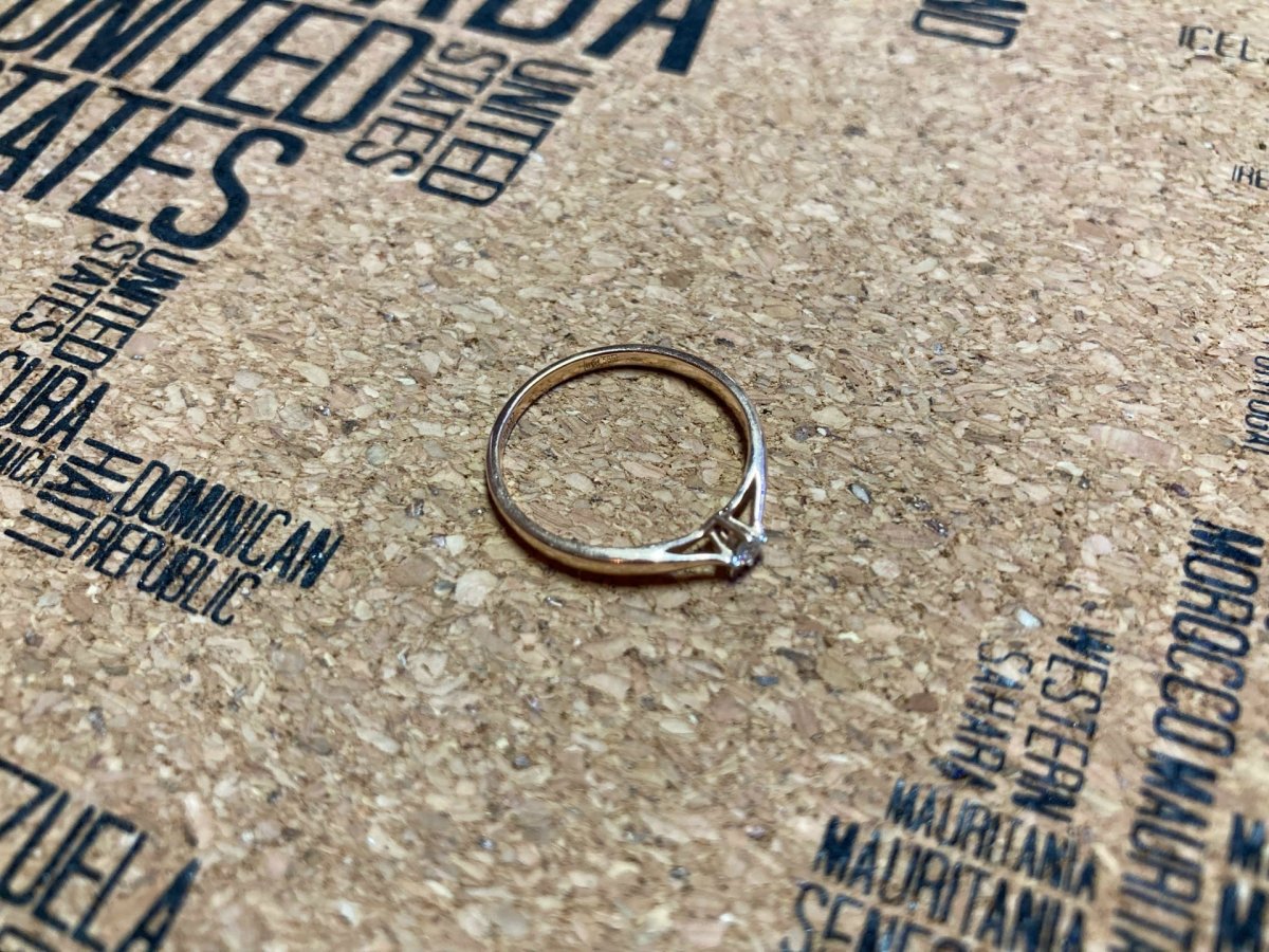 Золотое кольцо на столе