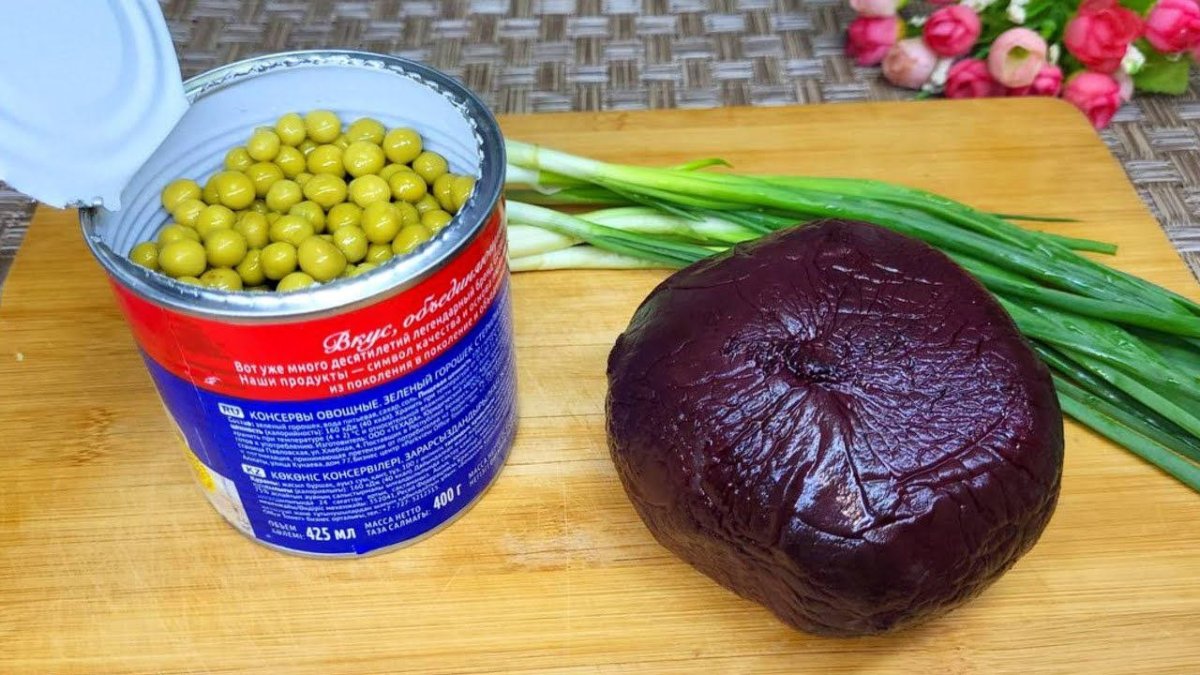 свекла, банка горошка и зеленый лук