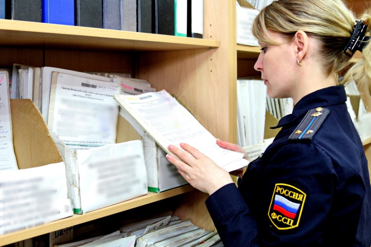 Судебный пристав за работой.