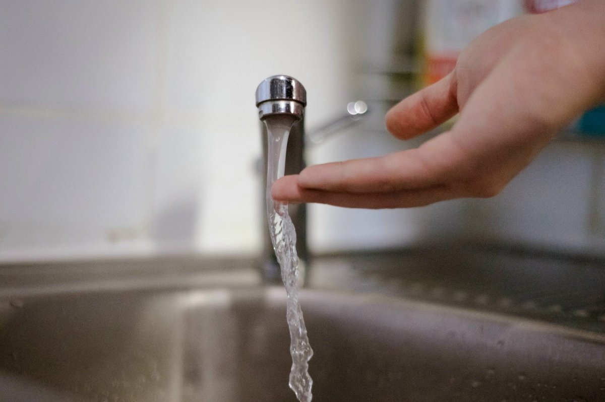 Вода течёт из крана.