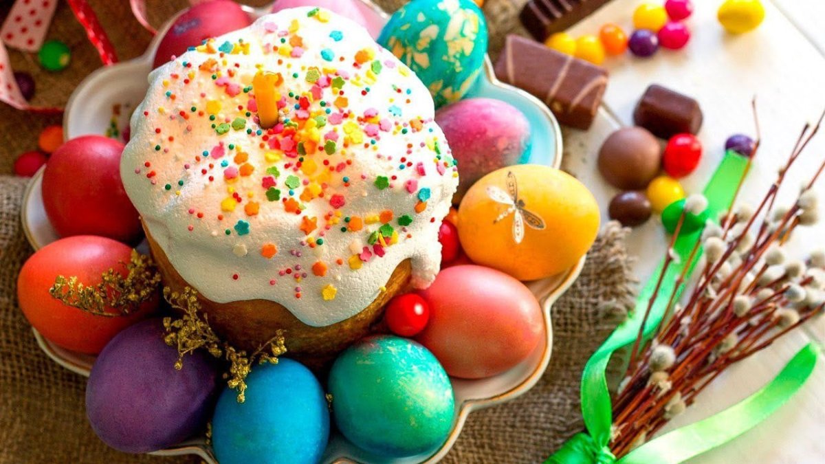 кулич в обрамлении пасхальных яиц