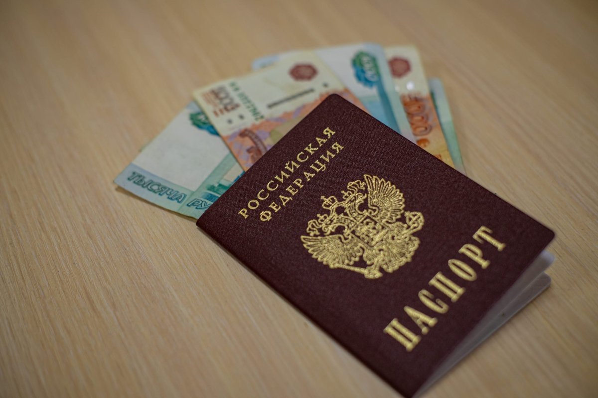 деньги в паспорте РФ