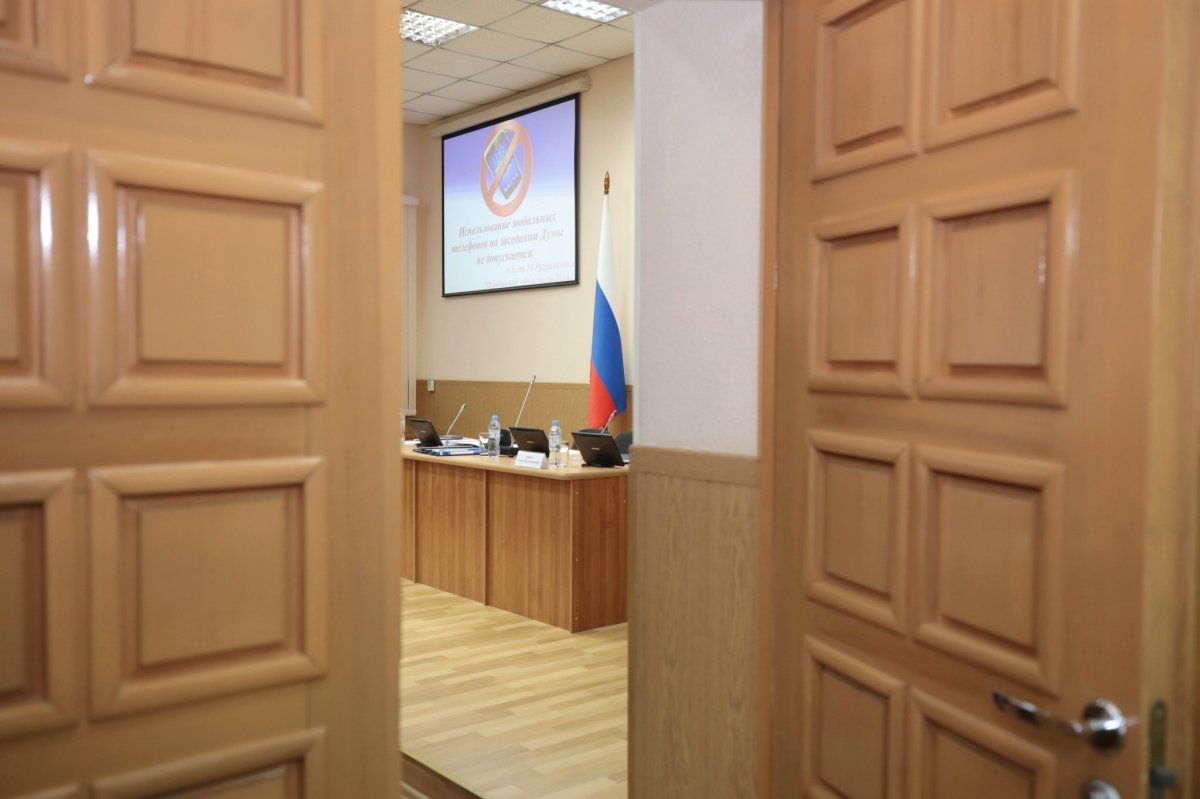 Вход в зал заседаний Мурманской областной думы