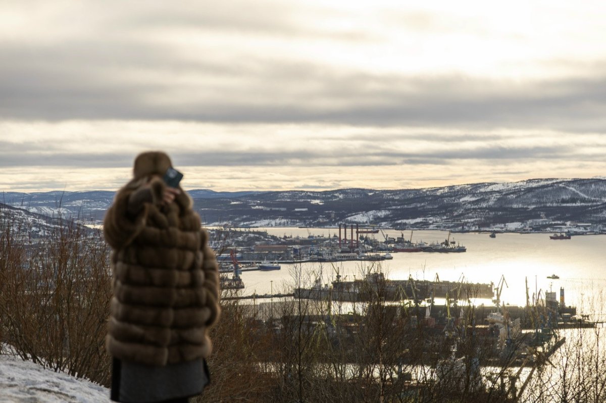 Турист фотографируется.
