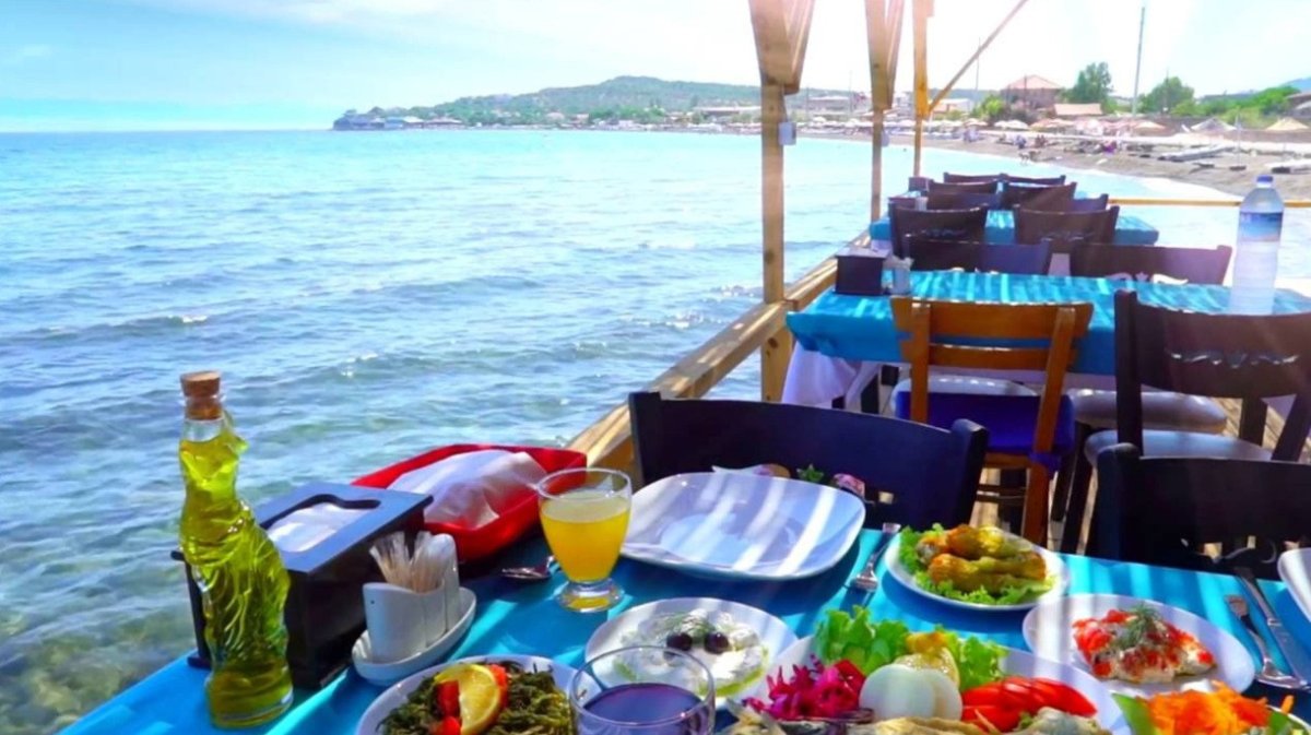 ресторан на берегу моря